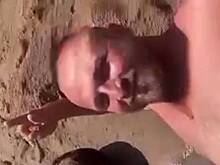 Улыбающийся россиянин позировал с прибитым к берегу утопленником и попал на видео