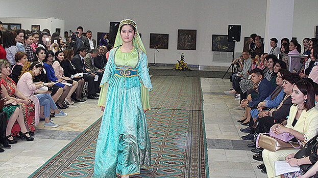 Карабахскую одежду показали в Ташкенте