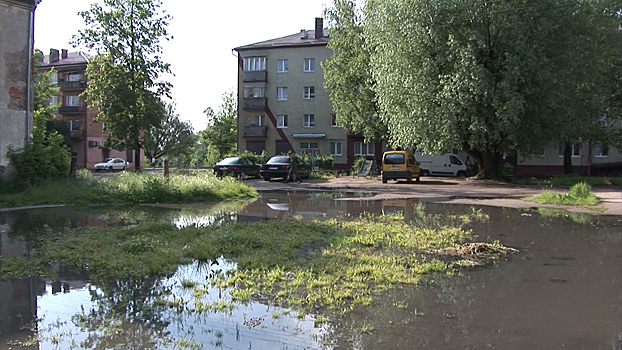 В Гусеве сильный ночной ливень подтопил дворы и поднял уровень воды в реке