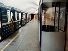 В петербургской подземке люди встали в огромную очередь