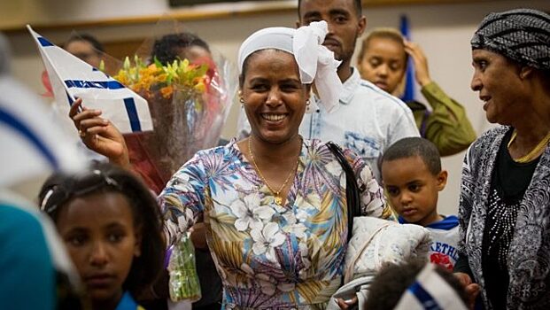 Десятки новых иммигрантов прибывают в Израиль из Эфиопии