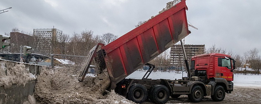 Жалобы петербуржцев обесценивают отчет Смольного о вывозе 113 тысяч кубометров снега