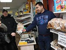 Уроженец Таджикистана раздает хлеб барнаульским пенсионерам