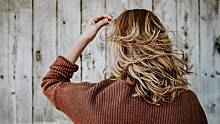Трихолог рассказала, какие ошибки в уходе за волосами совершают люди зимой