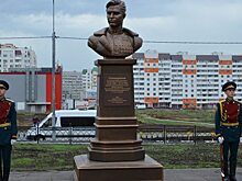 Соцсети: Памятник герою-саратовцу сделали из… пластмассы
