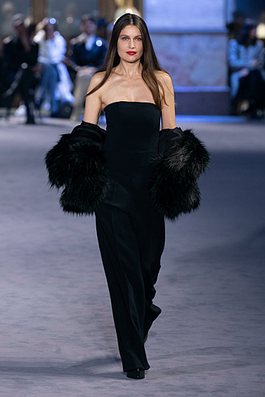 Летиция Каста во время Недели моды в Париже, 2022 год