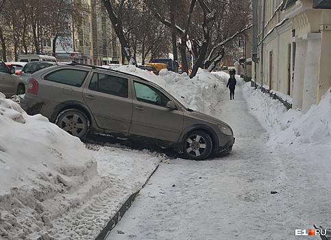 «Я паркуюсь как...»: экскаватор против пешеходов и автохамы широкой души