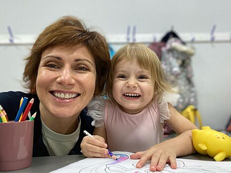 Новая ведущая: 3-летняя дочь Светланы Зейналовой пришла к маме на работу