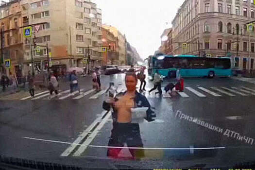 Женщина, показавшая грудь водителю в Санкт-Петербурге, сделала это в благодарность