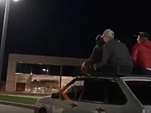 В Краснодаре возле парка Галицкого на видео попала отечественная легковушка с 4 пассажирами на крыше
