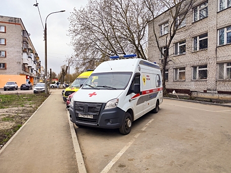 Машина скорой помощи опрокинулась на перекрестке в Тюмени: есть пострадавшие