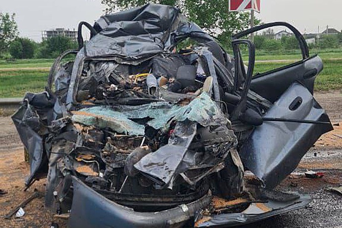 На Кубани в ДТП с двумя грузовиками погиб водитель Chevrolet
