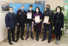 Общественный совет при полиции Красноярска наградил подростка за спасение девочки