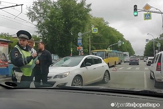 Лобовое стекло – вдребезги: в Екатеринбурге иномарка сбила пешехода