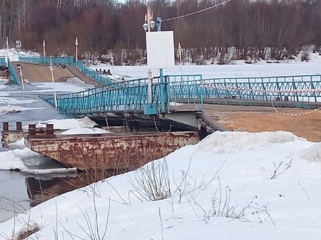 Частично затонувший мост в Гороховце, наконец, достанут