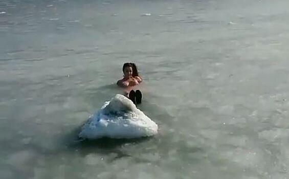 Девушка, купающаяся в ледяной шуге, вызвала восторг владивостокцев