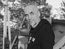 Умер осужденный за листовки в магазине российский художник