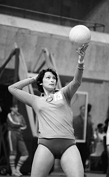 Лидия Логинова — известная советская волейболистка, игрок сборной СССР (1975-1982), олимпийская чемпионка 1980 года и двукратная чемпионка Европы.