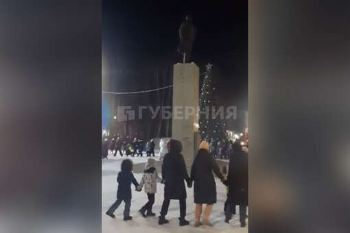 В Советской Гавани жители сплясали в хороводе вокруг памятника Ленину