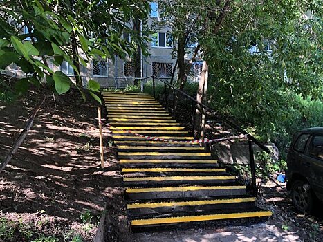Евгений Ковалев помог в ремонте лестницы во дворе многоквартирного дома