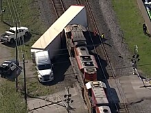 Поезд протаранил фуру с Ferrari SF90 Stradale и Porsche 911