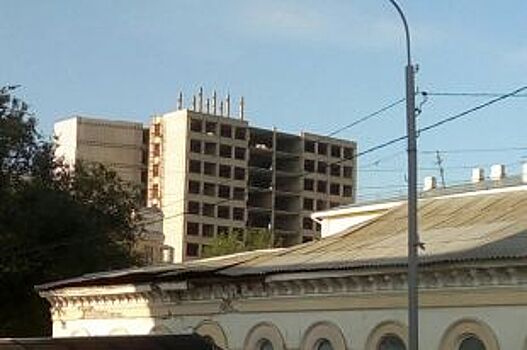 В Оренбурге продолжается демонтаж недостроенной многоэтажки на Совесткой