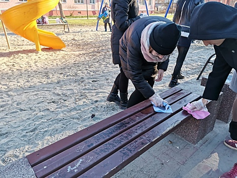 В Курске вандалы разрисовали новую детскую площадку на улице Белгородская