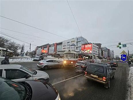 В Самаре столкнулись трамвай и легковушка
