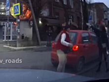 Женщина-водитель напала на пешехода: в центре Ростова произошел дорожный конфликт