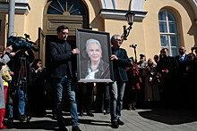 "ЭГ": на запущенной могиле Быстрицкой нашли разбитый портрет и выгоревшие цветы