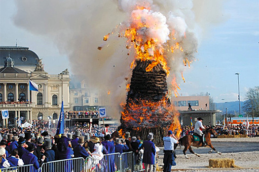Жители Цюриха взорвали гигантского снеговика