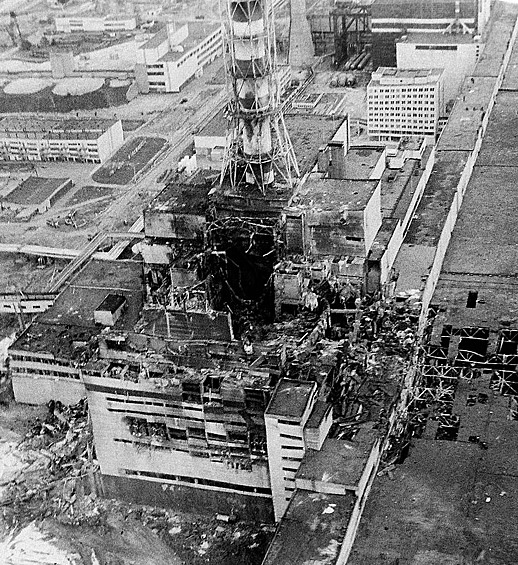 Вид с воздуха на ЧАЭС, после крупнейшая в истории человечества ядерной катастрофы. Снимок сделан через три дня после взрыва на АЭС в 1986 году. Перед дымовой трубой находится разрушенный 4‑й реактор.