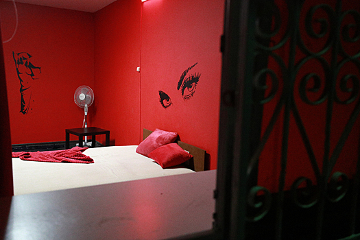 Владелец отеля  сделал из иностранки проститутку и продавал ее гостям