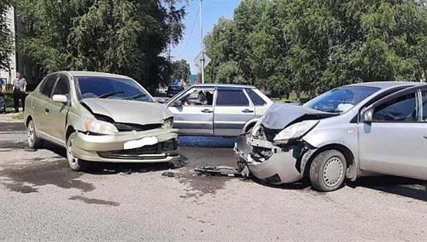 В Колпашево столкнулись три автомобиля