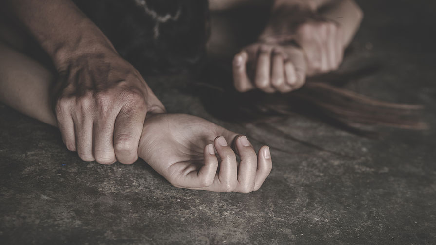 Пьяный россиянин затащил девушку-подростка в свою квартиру и изнасиловал