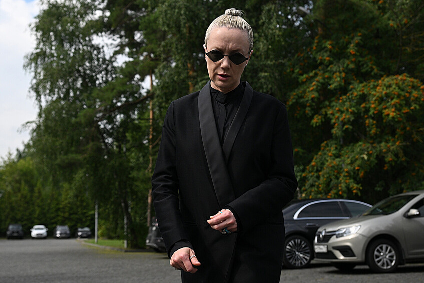 Дочь Юрия Мороза, актриса Дарья Мороз перед началом церемонии прощания с режиссером и актером Юрием Морозом у Большого траурного зала ЦКБ №1 в Москве, 16 июля 2025 года