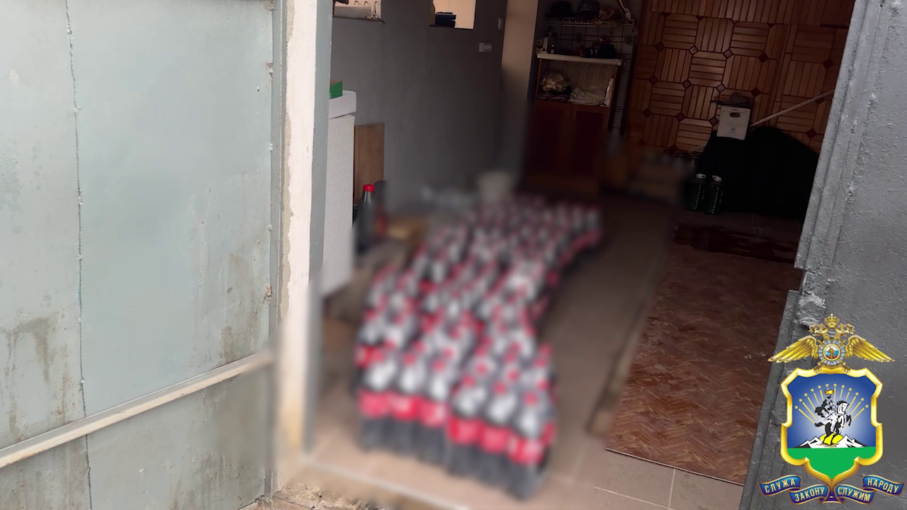 В Адыгее полицейские изъяли более 17 тысяч бутылок нелегальной газировки на 1,5 миллиона рублей