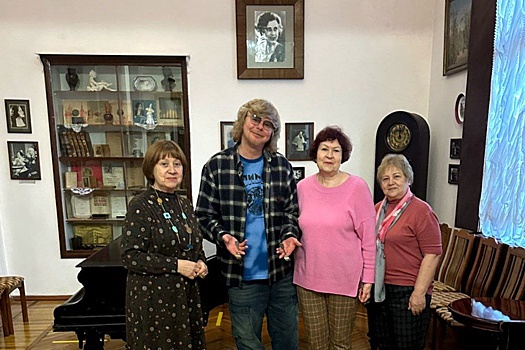 Рыжий из "Иванушек" передал ценные экспонаты в музей Сочи