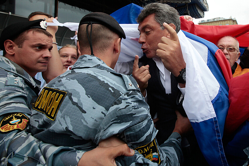 Борис Немцов на митинге в память о событиях августа 1991 года на Новом Арбате, 2010 год