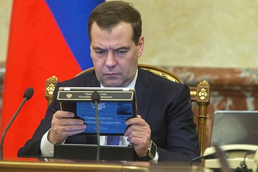 «Одинаковый уровень компетентности». Делягин сравнил Медведева с Боней