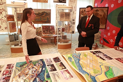 Глава Красноярска посетил музей, посвященный художникам-фронтовикам