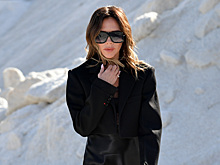 Бекхэм пришла на показ Jacquemus в кружевном мини, а Кунаки — в «голом» платье и с Касселем