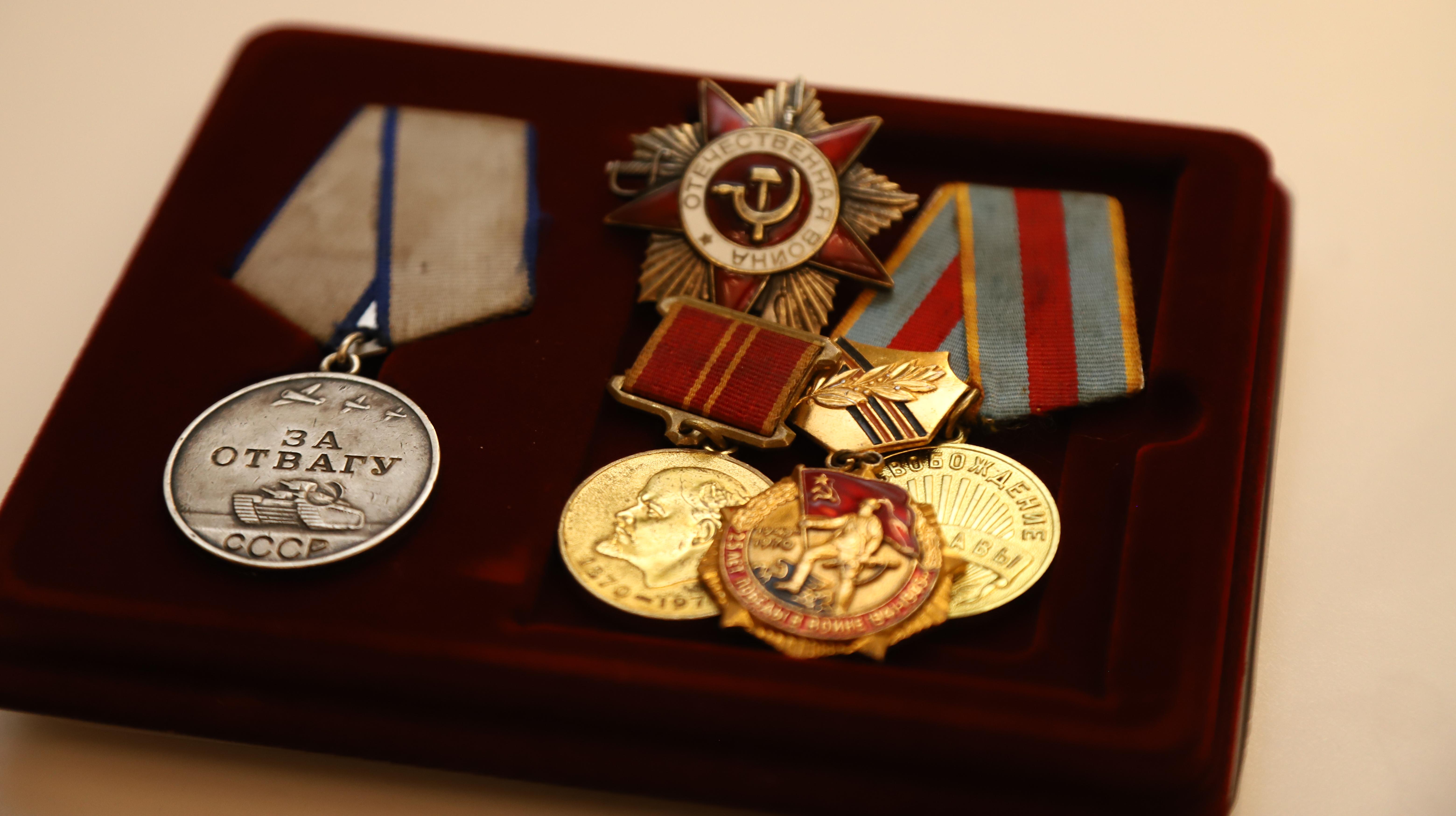 Белгородские полицейские передали в музей найденные в земле награды ветерана Великой Отечественной войны