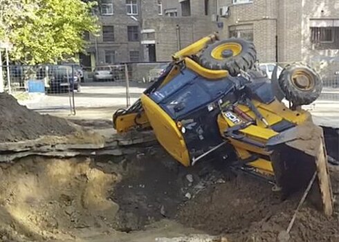 В Москве трактор упал в котлован
