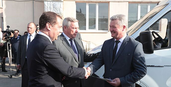 Дмитрий Медведев вручил ключи от автомобилей для социальных служб Ростовской области
