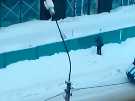 В Сыктывкаре снесли забор со взбудоражившей горожан надписью "Путин" (ФОТО)