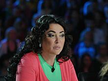 На первом плане: Лолита Милявская в платье цвета «Тиффани» сверкнула откровенным декольте в камеру