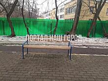 Коммунальщики починили лавочку во дворе на Сормовской