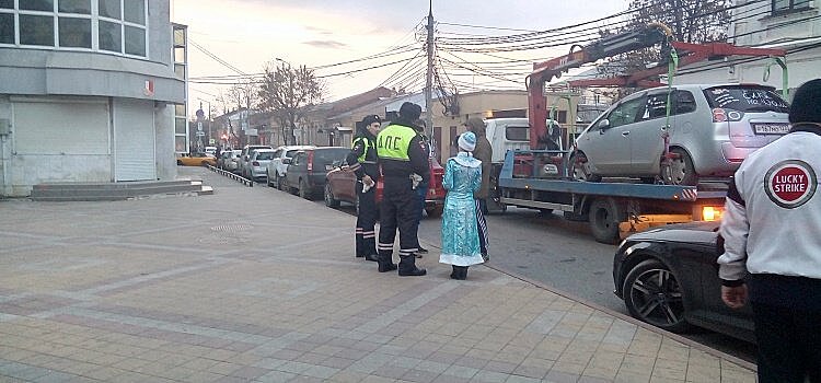Дед Мороз и Снегурочка нарушили ПДД в Краснодаре