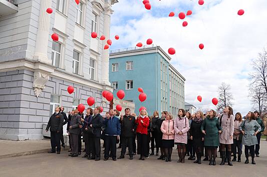 В память о Победе жители Сарапула выпустили в небо красные шары